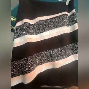 White House Black Market Sz 4 Tiered Pencil Skirt Lined